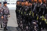 Panglima Koarmada RI Laksamana Madya TNI Denih Hendrata (kiri) menginspeksi pasukan saat upacara pemberangkatan Satgas Rim Of The Pacific 2024 di Koarmada II, Surabaya, Jawa Timur, Jumat (31/5/2024). TNI Angkatan Laut mengirimkan KRI Raden Eddy Martadinata-331 dengan membawa 183 Anak Buah Kapal (ABK), personel  Komando Pasukan Katak TNI AL dan prajurit Korps Marinir TNI AL ke Latihan Bersama (Latma) Multilateral Rim Of The Pacific (Rimpac) di Oahu, Hawai. Antara Jatim/Didik Suhartono/mas.