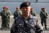 Panglima Koarmada II Laksamana Muda TNI Ariantyo Condrowibowo bersiap mengikuti upacara pemberangkatan Satgas Rim Of The Pacific 2024 di Koarmada II, Surabaya, Jawa Timur, Jumat (31/5/2024). TNI Angkatan Laut mengirimkan KRI Raden Eddy Martadinata-331 dengan membawa 183 Anak Buah Kapal (ABK), personel  Komando Pasukan Katak TNI AL dan prajurit Korps Marinir TNI AL ke Latihan Bersama (Latma) Multilateral Rim Of The Pacific (Rimpac) di Oahu, Hawai. Antara Jatim/Didik Suhartono/mas.