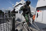 Sejumlah prajurit Korps Marinir TNI AL naik ke KRI Raden Eddy Martadinata-331 saat upacara pemberangkatan Satgas Rim Of The Pacific 2024 di Koarmada II, Surabaya, Jawa Timur, Jumat (31/5/2024). TNI Angkatan Laut mengirimkan KRI Raden Eddy Martadinata-331 dengan membawa 183 Anak Buah Kapal (ABK), personel  Komando Pasukan Katak TNI AL dan prajurit Korps Marinir TNI AL ke Latihan Bersama (Latma) Multilateral Rim Of The Pacific (Rimpac) di Oahu, Hawai. Antara Jatim/Didik Suhartono/mas.