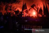 Warga menyalakan flare usai kemenangan Persib Bandung atas Madura United pada laga kedua final Championship Series BRI Liga 1 di depan Gedung Sate, Bandung, Jawa Barat, Jumat (31/5/2024). Persib Bandung berhasil menjuarai Liga 1 Indonesia musim 2023-2024 setelah mengalahkan Madura United dengan skor 3-1 (agregat 6-1). ANTARA FOTO/Novrian Arbi/agr
