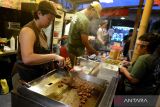 Pelaku usaha kuliner memasak makanan yang akan disajikan untuk pengunjung Ubud Food Festival 2024 di Taman Kuliner Ubud, Gianyar, Bali, Kamis (30/5/2024). Festival tersebut menyajikan berbagai sajian makanan dan minuman dari berbagai daerah di Indonesia untuk mengenalkan kekayaan kuliner nusantara khususnya kepada wisatawan mancanegara. ANTARA FOTO/Fikri Yusuf/wsj.