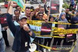 Sejumlah jurnalis menggelar aksi runjuk rasa di Lhokseumawe, Aceh, Jumat (31/5/2024). Aksi jurnalis gabungan dari berbagai organisasi pers tersebut menolak pembahasan Revisi UU Penyiaran karena dinilai merugikan publik dan mengancam kemerdekaan pers Indonesia. ANTARA/Rahmad