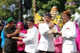 Wali Kota Surabaya Eri Cahyadi (kedua kanan) didampingi Wakil Wali Kota Armuji (kedua kiri) menyerahkan potongan tumpeng kepada Ketua DPRD Adi Sutarwijono (kanan) dan Komandan Korem 084/Bhaskara Jaya Brigjen TNI Yusman Madayun (kiri) saat Resepsi Hari Jadi ke-731 Kota Surabaya di halaman Balai Kota Surabaya, Jawa Timur, Jumat (31/5/2024). Kegiatan tersebut dimeriahkan dengan penampilan kesenian, potong tumpeng, pemberian pernghargaan kepada instansi dan warga berprestasi serta penganugerahan rekor MURI kepada Pemerintah Kota Surabaya atas pembentukan pos bantuan hukum terbanyak yaitu 1.368 di Rukun Warga (RW) se-Kota Surabaya guna memberikan edukasi dan pendampingan hukum bagi masyarakat. Antara Jatim/Moch Asim/um.