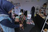 Penjual menata produk UMKM dari Rumah BUMN Aceh Utara pada acara Karya Nyata Festival Vol.7 di Lapangan Blang Padang, Banda Aceh, Aceh, Sabtu (1/6/2024). Karya Nyata Festival Vol.7 yang digagas oleh Kementerian BUMN melibatkan 86 pelaku UMKM dari seluruh Aceh sebagai wujud keseriusan pemerintah melalui Rumah BUMN dalam mendukung sektor UMKM di Indonesia untuk naik kelas sehingga bisa tumbuh lebih maju. ANTARA FOTO/Khalis Surry