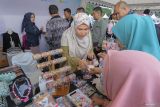 Penjual melayani pembeli produk UMKM dari Rumah BUMN pada acara Karya Nyata Festival Vol.7 di Lapangan Blang Padang, Banda Aceh, Aceh, Sabtu (1/6/2024). Karya Nyata Festival Vol.7 yang digagas oleh Kementerian BUMN melibatkan 86 pelaku UMKM dari seluruh Aceh sebagai wujud keseriusan pemerintah melalui Rumah BUMN dalam mendukung sektor UMKM di Indonesia untuk naik kelas sehingga bisa tumbuh lebih maju. ANTARA FOTO/Khalis Surry