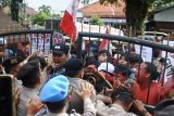 Sejumlah petani dan aktivis GMNI melakukan aksi tolak Hari Tanpa Tembakau Sedunia di pintu gerbang Kantor DPRD Jember, Jawa Timur, Jumat (31/5/2024). Mereka mendesak Pemerintah dan DPRD Jember untuk merevisi Perda Kabupaten Jember No. 7 Tahun 2003 tentang pengusahaan tembakau sebagai upaya perlindungan dan penyelamatan eksistensi pertembakauan di Kabupaten Jember. Antara Jatim/Seno/mas.