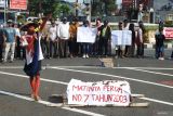 Sejumlah petani dan aktivis GMNI melakukan aksi tolak Hari Tanpa Tembakau Sedunia di Bundaran DPRD Jember, Jawa Timur, Jumat (31/5/2024). Mereka mendesak Pemerintah dan DPRD Jember untuk merevisi Perda Kabupaten Jember No. 7 Tahun 2003 tentang pengusahaan tembakau sebagai upaya perlindungan dan penyelamatan eksistensi pertembakauan di Kabupaten Jember. Antara Jatim/Seno/mas.