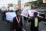 Sejumlah petani dan aktivis GMNI melakukan aksi tolak Hari Tanpa Tembakau Sedunia ke Kantor DPRD Jember, Jawa Timur, Jumat (31/5/2024). Mereka mendesak Pemerintah dan DPRD Jember untuk merevisi Perda Kabupaten Jember No. 7 Tahun 2003 tentang pengusahaan tembakau sebagai upaya perlindungan dan penyelamatan eksistensi pertembakauan di Kabupaten Jember. Antara Jatim/Seno/mas.