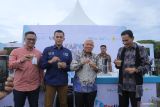 Asisten Perekonomian dan Pembangunan Sekda Aceh Zulkifli (kanan) didampingi CEO Rumah BUMN Aceh Helmi Fadli (kedua kiri) saat mencicipi kopi sanger dalam Festival Kopi Sareng pada acara Karya Nyata Festival Vol.7 di Lapangan Blang Padang, Banda Aceh, Aceh, Sabtu (1/6/2024). Karya Nyata Festival Vol.7 yang digagas oleh Kementerian BUMN melibatkan 86 pelaku UMKM dari seluruh Aceh sebagai wujud keseriusan pemerintah melalui Rumah BUMN dalam mendukung sektor UMKM di Indonesia untuk naik kelas sehingga bisa tumbuh lebih maju. ANTARA FOTO/Khalis Surry