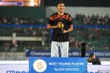 Pesepak bola Borneo FC Fajar Fathur Rahman berpose usai menerima penghargaan pemain muda terbaik BRI-Liga 1 2023/2024 di Stadion Gelora Bangkalan, Bangkalan, Jawa Timur, Jumat (31/5/2024). Antara Jatim/Rizal Hanafi/mas.