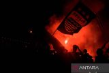 Warga menyalakan flare saat merayakan kemenangan Persib Bandung atas Madura United di jembatan layang Mochtar Kusumaatmadja (Pasupati), Bandung, Jawa Barat, Jumat (31/5/2024). Warga Kota Bandung turun ke jalan dan berkonvoi untuk merayakann keberhasilan Persib Bandung juara BRI Liga 1 2023/2024. ANTARA FOTO/Novrian Arbi/agr