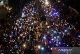 Warga merayakan kemenangan Persib Bandung atas Madura United di Jalan Dago, Bandung, Jawa Barat, Jumat (31/5/2024). Warga Kota Bandung turun ke jalan dan berkonvoi untuk merayakann keberhasilan Persib Bandung juara BRI Liga 1 2023/2024. ANTARA FOTO/Novrian Arbi/agr