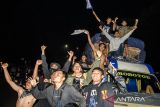 Warga merayakan kemenangan Persib Bandung atas Madura United di jembatan layang Mochtar Kusumaatmadja (Pasupati), Bandung, Jawa Barat, Jumat (31/5/2024). Warga Kota Bandung turun ke jalan dan berkonvoi untuk merayakann keberhasilan Persib Bandung juara BRI Liga 1 2023/2024. ANTARA FOTO/Novrian Arbi/agr