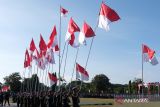 Sejumlah anggota Resimen Mahasiswa mengikuti kirab bendera Merah Putih pada peringatan Hari Lahir Pancasila di Lapangan Puputan Margarana, Denpasar, Bali, Sabtu (1/6/2024). Peringatan Hari Lahir Pancasila tersebut digelar dengan berbagai kegiatan diantaranya kirab bendera dan gerakan pembagian bendera Merah Putih sebanyak 1,5 juta lembar yang dibagikan secara bertahap kepada masyarakat hingga 16 Agustus 2024. ANTARA FOTO/Nyoman Hendra Wibowo/wsj.