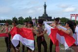 Sejumlah anggota Pramuka melipat bendera saat gerakan pembagian bendera Merah Putih pada peringatan Hari Lahir Pancasila di Lapangan Puputan Margarana, Denpasar, Bali, Sabtu (1/6/2024). Peringatan Hari Lahir Pancasila tersebut digelar dengan berbagai kegiatan diantaranya kirab bendera dan gerakan pembagian bendera Merah Putih sebanyak 1,5 juta lembar yang dibagikan secara bertahap kepada masyarakat hingga 16 Agustus 2024. ANTARA FOTO/Nyoman Hendra Wibowo/wsj.