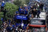 Sejumlah pesepak bola Persib Bandung membawa tropi saat pawai menaiki Bandung Tour On The Bus (Bandros) melintasi Jalan Pasteur, Bandung, Jawa Barat, Sabtu (1/6/2024). Pawai Tim Persib Bandung yang diikuti ribuan warga Kota Bandung tersebut untuk merayakan Persib Bandung menjuarai Liga 1 Indonesia musim 2023-2024. ANTARA FOTO/Novrian Arbi/wsj.