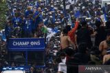 Sejumlah pesepak bola Persib Bandung membawa tropi saat pawai menaiki Bandung Tour On The Bus (Bandros) melintasi Jalan Pasteur, Bandung, Jawa Barat, Sabtu (1/6/2024). Pawai Tim Persib Bandung yang diikuti ribuan warga Kota Bandung tersebut untuk merayakan Persib Bandung menjuarai Liga 1 Indonesia musim 2023-2024. ANTARA FOTO/Novrian Arbi/wsj.