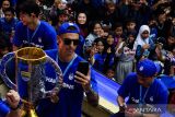 Sejumlah pesepak bola Persib Bandung menaiki Bandung Tour On The Bus (Bandros) saat pawai juara melintasi Jalan Pasteur, Bandung, Jawa Barat, Sabtu (1/6/2024). Pawai Tim Persib Bandung yang diikuti ribuan warga Kota Bandung tersebut untuk merayakan Persib Bandung menjuarai Liga 1 Indonesia musim 2023-2024. ANTARA FOTO/Novrian Arbi/wsj.