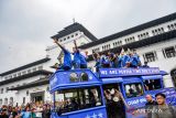 Pesepakbola Persib Bandung tiba di Gedung Sate usai konvoi mengelilingi jalanan Kota Bandung, Jawa Barat, Sabtu (1/6/2024). Tim Persib Bandung bersama warga merayakan kemenangan di Gedung Sate usai keluar sebagai juara di Championship Series BRI Liga 1 2023/2024. ANTARA FOTO/Raisan Al Farisi/wsj.