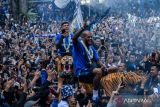 Pesepakbola Persib Bandung David Da Silva (kanan) dan Ciro Alves (kiri) diarak menggunakan sisingaan saat perayaan kemenangan di Gedung Sate, Bandung, Jawa Barat, Sabtu (1/6/2024). Tim Persib Bandung bersama warga merayakan kemenangan di Gedung Sate usai keluar sebagai juara di Championship Series BRI Liga 1 2023/2024. ANTARA FOTO/Raisan Al Farisi/wsj.