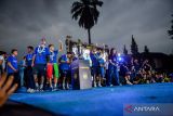 Pesepakbola Persib Bandung menyapa bobotoh saat perayaan kemenangan di Gedung Sate, Bandung, Jawa Barat,  Sabtu (1/6/2024). Tim Persib Bandung bersama warga merayakan kemenangan di Gedung Sate usai keluar sebagai juara di Championship Series BRI Liga 1 2023/2024. ANTARA FOTO/Raisan Al Farisi/wsj.