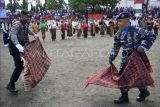 Prajurit TNI-Polsi menari tradisional