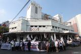 Umat Islam melakukan aksi bela Palestina di Surabaya, Jawa Timur, Minggu (2/6/2024). Aksi 'long march' itu wujud dukungan dan pembelaan kepada rakyat Palestina dari serangan militer Israel. Antara Jatim/Didik Suhartono/um 