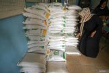 Warga mengambil bantuan pangan cadangan beras di Balai Desa Entalsewu, Buduran, Sidoarjo, Jawa Timur, Senin (3/6/2024). Sebanyak 92.127 warga Sidoarjo yang terdaftar sebagai Keluarga Penerima Manfaat (KPM) menerima bantuan pangan beras 10 kilogram dari cadangan beras pemerintah (CBP). Antara Jatim/Umarul Faruq/mas