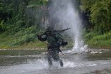 Prajurit Batalyon Infanteri 5 Marinir menyebrangi sungai untuk menghindari serangan musuh dalam Latihan Satuan Dasar (LSD) II dan Latihan Satuan Lanjutan (LSL) I TW II Brigif 2 Marinir Tahun 2024 di Wonogoro, Kec. Bantur, Kabupaten Malang, Jawa Timur, Senin (3/6/2024). Kegiatan tersebut bertujuan untuk menguji kemampuan tempur prajurit dan mengasah pengetahuan dan menambah wawasan serta meningkatkan naluri tempur prajurit. Antara Jatim/Kopda Mar Moch. Ainul Yakin/Um