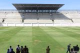 Kondisi rumput stadion yang mulai tumbuh di Stadion Gelora Daha Jayati Kediri di Desa Bulusari, Kabupaten Kediri, Jawa Timur, Senin (3/6/2024). Progres pembangunan stadion berstandar interasional dengan kapasitas 15 ribu penonton tersebut telah mencapai 70 persen. Antara Jatim/Prasetia Fauzani/um