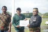 Pj Bupati Luwu menyerahkan bantuan Mentan kepada petani