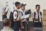 Calon peserta didik mengikuti pendaftaran tahap 1 Penerimaan Peserta Didik Baru (PPDB)Â di SMK Negeri 1 Ciamis, Jawa Barat, Senin (3/6/2024). Pihak sekolah dan calon peserta didik terpaksa harus menunda pendaftaran PPDB akibat aplikasi atau laman situs PPDB Jabar tidak bisa diakses dan kuota penerimaan PPDB tingkat SMA, SMK, dan SLB di Jawa Barat sebanyak 700 ribu siswa untuk jalur zonasi, afirmasi, perpindahan orang tua, dan prestasi. ANTARA FOTO/Adeng Bustomi/agr
