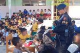 Personel Birmob Polda NTT gelar pelayanan kesehatan