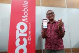 Jurnalis Pontianak Muhammad Arif memperlihatkan layanan digital banking Octo Mobile di acara Media Gathering bersama CIMB Niaga di Pontianak, Kalimantan Barat, Senin (20/5/2024). PT Bank CIMB Niaga Tbk (BNGA) mencatat terdapat peningkatan pengguna OCTO Mobile hingga kuartal I-2024 yaitu mencapai 3,2 juta pengguna, dengan 94% dari total transaksi nasabah telah dilakukan melalui layanan branchless banking seperti OCTO Mobile, OCTO Clicks, Bizchannel@CIMB, ATM, dan OCTO Pay (e-money). ANTARA KALBAR/Jessica Wuysang