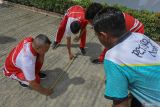 Sejumlah atlet cabang olahraga Petanque Aceh mengikuti pemusatan latihan daerah (Pelatda) persiapan Pekan Olahraga Nasional (PON) XXI Aceh-Sumut di Banda Aceh, Aceh, Selasa (4/6/2024). Pelatda cabor Petanque Aceh diikuti 10 atlet putra dan 10 atlet putri untuk memacu pemantapan kemampuan atelt guna meraih prestasi terbaik pada PON XXI yang akan berlangsung pada 8-20 September 2024. ANTARA FOTO/Khalis Surry