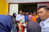 Bupati Rusma Yul Anwar distribusikan bantuan pangan pada masyarakat miskin di Linggo Sari Baganti