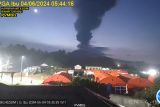 Awan abu vulkanik setinggi lima kilometer akibat erupsi Gunung Ibu