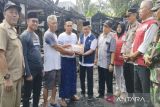 PMI Batang serahkan bantuan rehabilitasi tiga RTLH korban  kebakaran