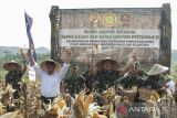 Menteri Pertanian Andi Amran Sulaiman (kedua kiri) bersama Kepala Staf TNI Angkatan Darat (KSAD) Jenderal TNI Maruli Simanjuntak (ketiga kanan) memanen jagung di lahan ketahanan pangan Kostrad, Neglasari, Ciemas, Kabupaten Sukabumi, Jawa Barat, Selasa (4/6/2024). Menteri Pertanian dan KSAD memanen jagung dan singkong di atas lahan seluas sekitar 700 hektare sebagai upaya meningkatkan produksi pertanian guna mewujudkan program ketahanan pangan di Indonesia. ANTARA FOTO/Henry Purba/agr