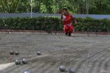 Atlet cabang olahraga (cabor) Petanque Aceh Aulia Akbar mengikuti pemusatan latihan daerah (Pelatda) persiapan Pekan Olahraga Nasional (PON) XXI Aceh-Sumut di Banda Aceh, Aceh, Selasa (4/6/2024). Pelatda cabang olahraga Petanque Aceh diikuti 10 atlet putra dan 10 atlet putri untuk memacu pemantapan kemampuan atelt guna meraih prestasi terbaik pada PON XXI yang akan berlangsung pada 8-20 September 2024. ANTARA FOTO/Khalis Surry