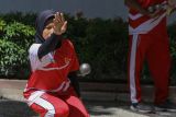 Atlet cabang olahraga (cabor) Petanque Aceh Amanda Sri Rezeky mengikuti pemusatan latihan daerah (Pelatda) persiapan Pekan Olahraga Nasional (PON) XXI Aceh-Sumut di Banda Aceh, Aceh, Selasa (4/6/2024). Pelatda cabang olahraga Petanque Aceh diikuti 10 atlet putra dan 10 atlet putri untuk memacu pemantapan kemampuan atelt guna meraih prestasi terbaik pada PON XXI yang akan berlangsung pada 8-20 September 2024. ANTARA FOTO/Khalis Surry