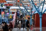 Warga berjalan di pusat kuliner lokasi wisata Skywalk Teras Cihampelas di Bandung, Jawa Barat, Selasa (4/6/2024). Pemerintah Kota Bandung melakukan reaktivasi Skywalk Teras Cihampelas dengan perbaikan fasilitas setelah lama terbengkalai untuk bisa kembali menjadi ikon wisata belanja dan kuliner sehingga berdampak positif pada perekonomian lokal. ANTARA FOTO/Novrian Arbi/agr