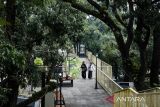 Warga berjalan di lokasi wisata Skywalk Teras Cihampelas di Bandung, Jawa Barat, Selasa (4/6/2024). Pemerintah Kota Bandung melakukan reaktivasi Skywalk Teras Cihampelas dengan perbaikan fasilitas setelah lama terbengkalai untuk bisa kembali menjadi ikon wisata belanja dan kuliner sehingga berdampak positif pada perekonomian lokal. ANTARA FOTO/Novrian Arbi/agr