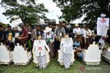 Umat Hindu melaksanakan rangkaian upacara Ngaben secara massal di Krematorium Setra Ganda Wangi, Talang Jambe, Palembang, Sumatera Selatan, Selasa (4/6/2024). Sebanyak 55 simbol jenazah dikremasi secara bersamaan dalam ritual Ngaben Massal yang menggunakan jenis upacara Astiwadana (Ngaben tanpa jenazah). ANTARA FOTO/Nova Wahyudi/wsj.