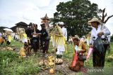 Umat Hindu melaksanakan rangkaian upacara Ngaben secara massal di Krematorium Setra Ganda Wangi, Talang Jambe, Palembang, Sumatera Selatan, Selasa (4/6/2024). Sebanyak 55 simbol jenazah dikremasi secara bersamaan dalam ritual Ngaben Massal yang menggunakan jenis upacara Astiwadana (Ngaben tanpa jenazah). ANTARA FOTO/Nova Wahyudi/wsj.