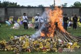 Umat Hindu melaksanakan rangkaian upacara Ngaben secara massal di Krematorium Setra Ganda Wangi, Talang Jambe, Palembang, Sumatera Selatan, Selasa (4/6/2024). Sebanyak 55 simbol jenazah dikremasi secara bersamaan dalam ritual Ngaben Massal yang menggunakan jenis upacara Astiwadana (Ngaben tanpa jenazah). ANTARA FOTO/Nova Wahyudi/wsj.