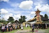 Umat Hindu melaksanakan rangkaian upacara Ngaben secara massal di Krematorium Setra Ganda Wangi, Talang Jambe, Palembang, Sumatera Selatan, Selasa (4/6/2024). Sebanyak 55 simbol jenazah dikremasi secara bersamaan dalam ritual Ngaben Massal yang menggunakan jenis upacara Astiwadana (Ngaben tanpa jenazah). ANTARA FOTO/Nova Wahyudi/wsj.