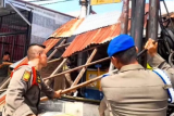 Satpol PP Padang bongkar bangunan berbahaya di dekat trafo listrik jalan Sutomo