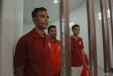 Terdakwa kasus penyeludupan Imigran etnis Rohingya Habibul Basyar (kanan), Mohammed Amin (kiri) dan Anisul Hoque (tengah) berada di ruang tahanan sebelum menjalani sidang dengan agenda pembacaan vonis di Pengadilan Negeri Jantho, Aceh Besar, Aceh, Rabu (5/6/2024). Majelis Hakim menjatuhkan hukuman delapan tahun kurungan penjara kepada terdakwa Mohammed Amin, sedangkan terdakwa Habibul Basyar dan Anisul Hoque dijatuhkan hukuman selama enam tahun kurungan penjara, serta denda Rp500juta subsider tiga bulan kurungan penjara untuk ketiga terdakwa karena terbukti bersalah melakukan penyelundupan 134 orang Imigran etnis Rohingya ke wilayah Indonesia melalui pesisir Pantai Blang Ulam, Kabupaten Aceh Besar, Aceh pada 10 Desember 2023 lalu. ANTARA FOTO/Khalis Surry