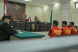 Terdakwa kasus penyeludupan Imigran etnis Rohingya Habibul Basyar (tengah), Mohammed Amin (kanan) dan Anisul Hoque (kiri) menjalani sidang putusan di Pengadilan Negeri Jantho, Aceh Besar, Aceh, Rabu (5/6/2024). Majelis Hakim menjatuhkan hukuman delapan tahun kurungan penjara kepada terdakwa Mohammed Amin, sedangkan terdakwa Habibul Basyar dan Anisul Hoque dijatuhkan hukuman selama enam tahun kurungan penjara, serta denda Rp500juta subsider tiga bulan kurungan penjara untuk ketiga terdakwa karena terbukti bersalah melakukan penyelundupan 134 orang Imigran etnis Rohingya ke wilayah Indonesia melalui pesisir Pantai Blang Ulam, Kabupaten Aceh Besar, Aceh pada 10 Desember 2023 lalu. ANTARA FOTO/Khalis Surry